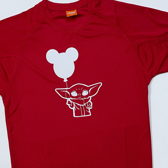Camiseta - Baby Yoda con globo de Mickey